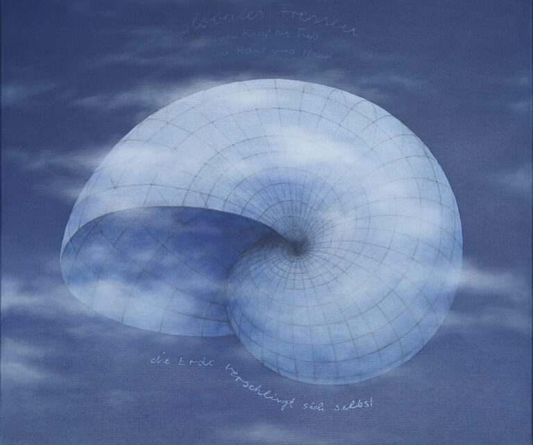 Abstrakte weiße Schnecke vor einem wolkenverhangenen blauen Himmel. Die spiralförmige Komposition und transparente Farbschichten erzeugen eine ruhige, schwebende Atmosphäre und vermitteln Weite sowie Unendlichkeit.