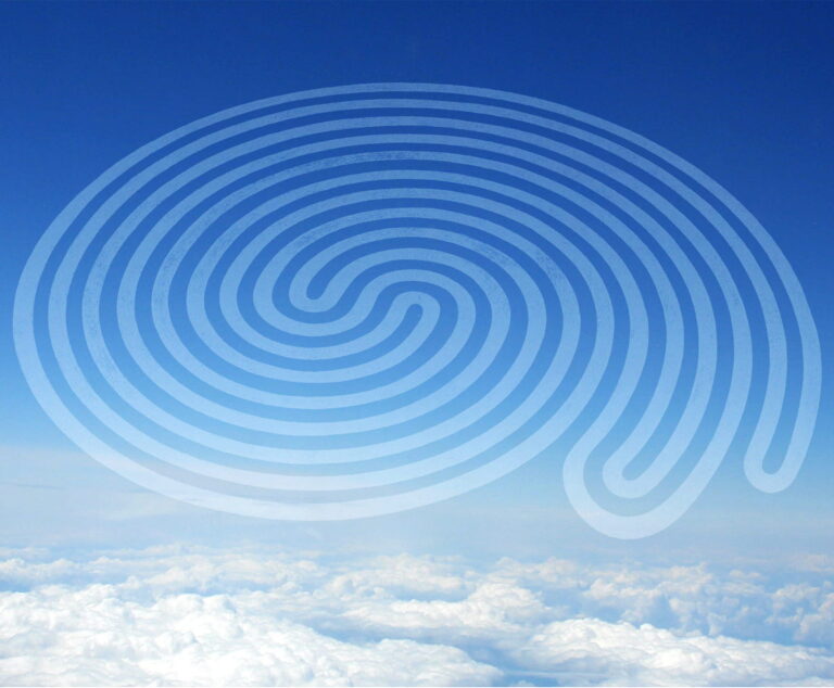 Entwurf für die Glaswände der Eingangshalle des Bezirksgerichts in der Cité Judiciaire Luxemburg. Eine spiralförmige geometrische Struktur schwebt über einer Wolkendecke vor tiefblauem Himmel.
